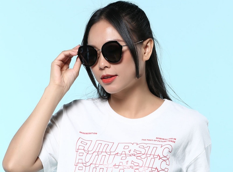 Một chiếc kính full đen đầy cá tính và mạnh mẽ